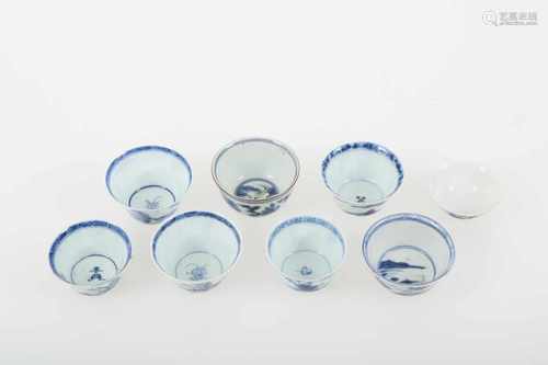 Een lot van (8) porseleinen cups met onder anderen een decor van een ruiter te paard. China,