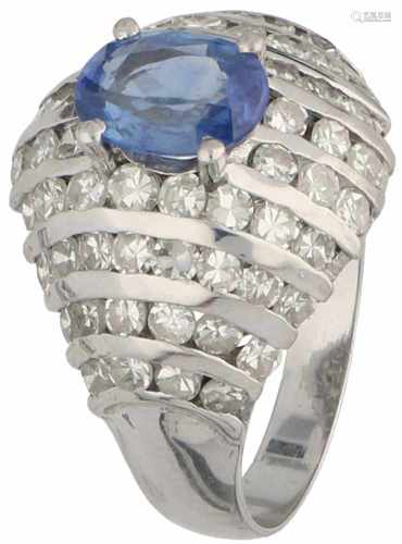 Witgouden entourage ring, met ca. 1.28 ct. diamant en ca. 1.34 ct. natuurlijke saffier - 18 kt.