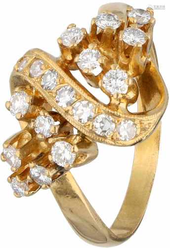 Geelgouden entourage ring, met ca. 0.50 ct. diamant - 20 kt.