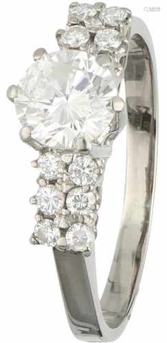 Witgouden shoulderring, met ca. 1.00 ct. diamant - 18 kt.