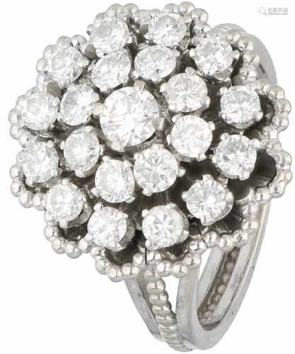 Witgouden entourage ring, met ca. 1.54 ct. diamant - 14 kt.