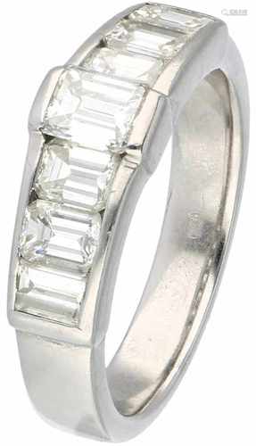 Witgouden shoulder ring, met ca. 2.20 ct. diamant - 18 kt.