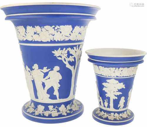 Een set van (2) grote Wedgwood biscuit gebakken Jasperware vazen. 20e eeuw.