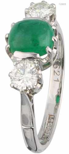 Witgouden 3 steens ring, met ca. 0.58 ct. diamant en smaragd - 18 kt.