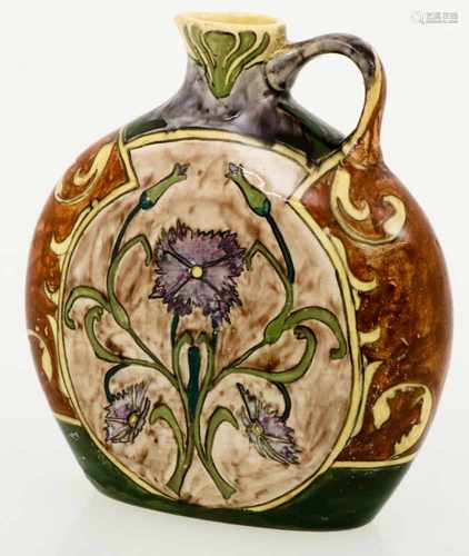 Een aardwerken schenkkan met floraal decor, Faience de Purmerende, ca. 1900.