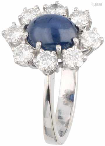 Witgouden klassieke ring, met ca. 1.25 ct. diamant en ca. 3.30 ct. natuurlijke saffier - 18 kt.