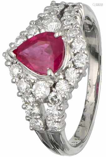 Platina entourage ring, met diamant en natuurlijke robijn - 900/1000.