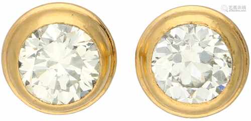 Geelgouden solitair oorstekers, met ca. 1.90 ct. diamant - 20 kt.