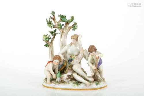 Een polychrome porseleinen beeldengroep met personificatie van de oogst met de hoorn des