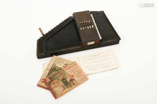 Een autoharp gemerkt: Müller's Accordzither Orpheus, met daarbij drie bijbehorende melodieboekjes,