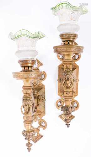 Een set van (2) bronzen wandgaslampen, elektrisch vermaakt, met glazen kappen, ca. 1900.