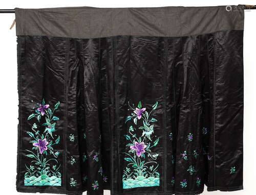 Qing Dynasty, black Chinese ancient silk flowers and birds embroidery dress robe