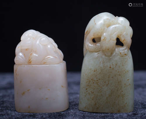 Two pieces of Shoushan  animal carving seal stones