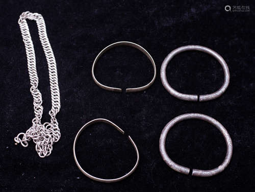 Qing Dynasty, 2 pairs of silver bracelets and 2 necklace