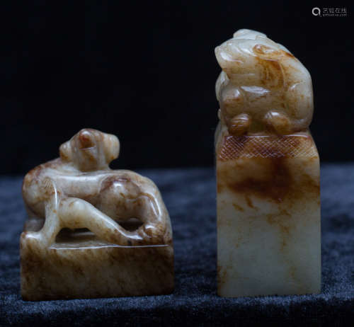 Two pieces of He Tian jade animal carving seals