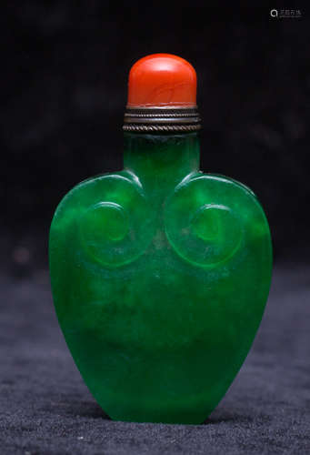 Jadeite snuff bottle