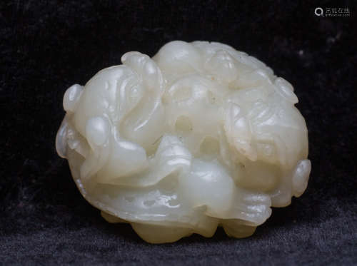 QING Dynasty, HE TIAN jade carving lion ornament
