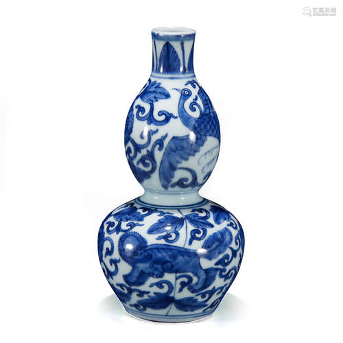 A Chinese Porcelain Blue And White Gourd Vase With Lion&Phoenix Pattern