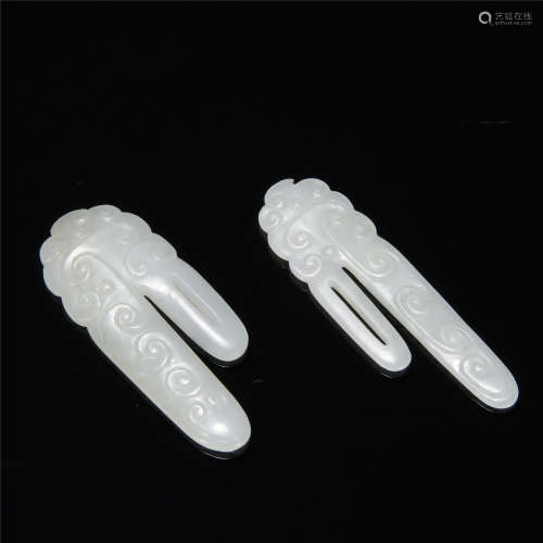 A pair of white jade cloud carving buckle