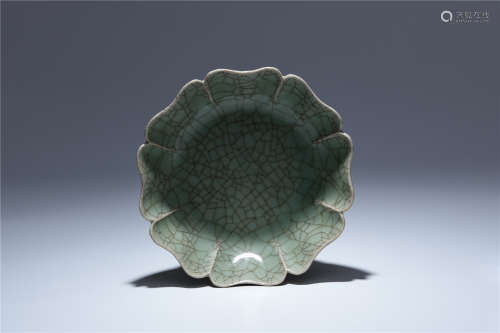 Guan yao porcelain plate with flower shape mouth