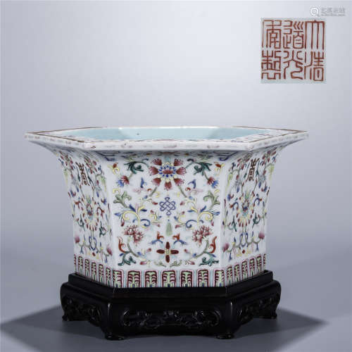 Qing Dynasty, Daoguang, famille rose hexagonal vase with flower design and drawing