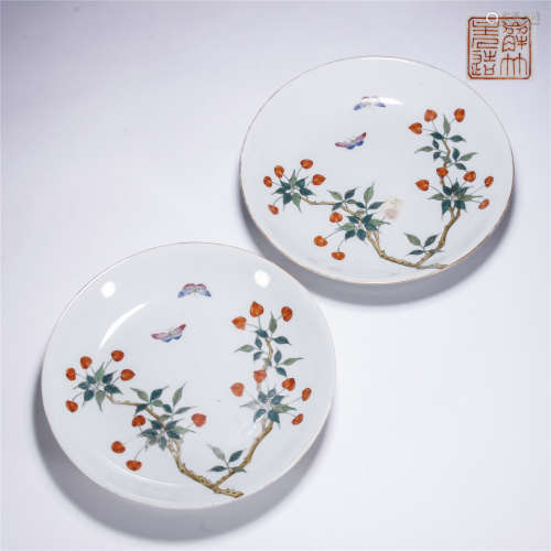 A pair of famille rose flower and buttferly drawing porcelain plates