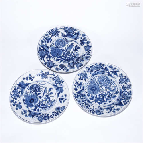 Qing Dynasty, A set of 3 pieces blue and white flower and bird pattern porcelain plates