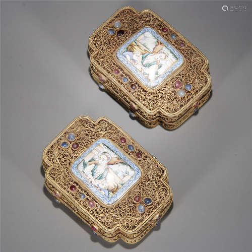 Qing Dynasty, A pair of gold silk inlaid with sapphire and copper enamel painting begonia shape cover boxes