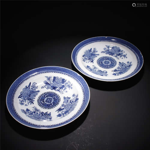 A pair of blue and white flower pattern porcelain plates