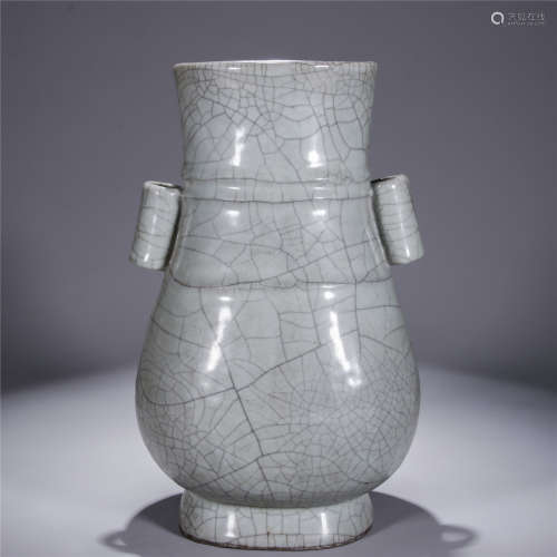 Ming Dynasty, Ge You double ears porcelain vase