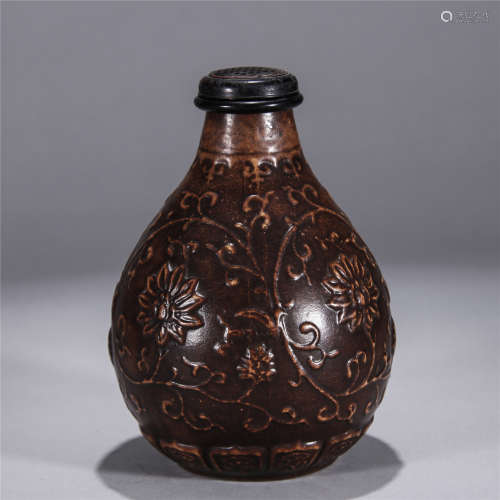 Lotus pattern cover vase