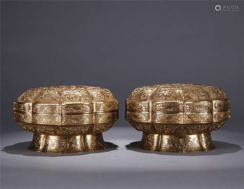 Ming Dynasty, A pair of silver gilt flower phoenix lion pattern carved high foot cover box