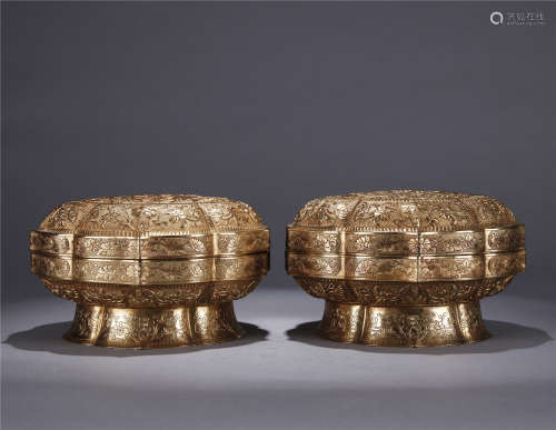 Ming Dynasty, A pair of silver gilt flower phoenix lion pattern carved high foot cover box
