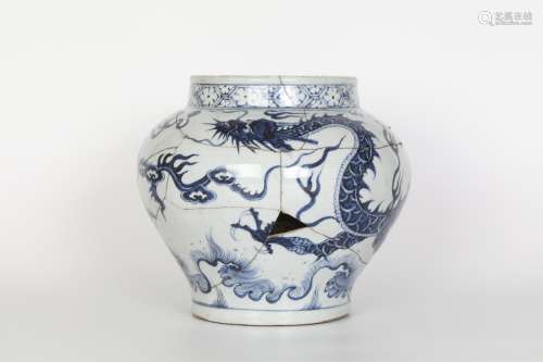Yuan blue and white dragon pattern jar