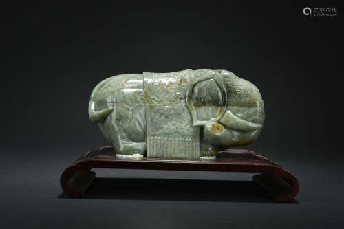 CARVED JADE ELEPHANT BOX WITH COVER