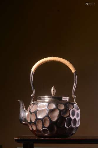 SHOWA PERIOD JAPANESE CAST SILVER TEAPOT WITH LIFTING HANDLE