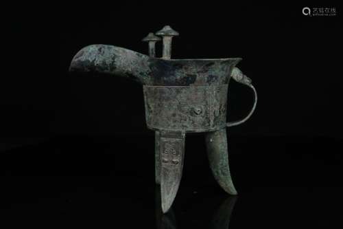 ARCHAIC BRONZE CAST TRIPOD RITUAL VESSEL, JUE