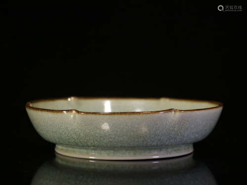 RU WARE FLORIFORM AND CRACKLE PATTERN DISH