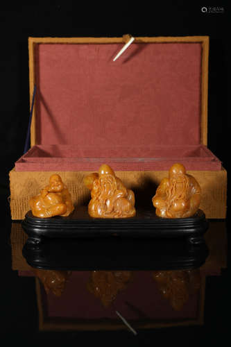 SET OF THREE SHOUSHAN TIANHUANG CARVED 'IMMORTALS' STAMP SEAL