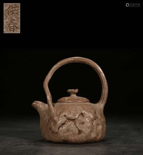 YIXING ZISHA 'LINGZHI' TEAPOT WITH LIFTING HANDLE