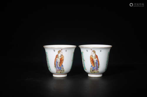 PAIR OF FAMILLE ROSE AND GILT 'PEOPLE' CUPS