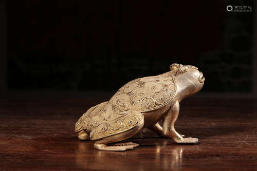 SILVER FILIGREE AND CARVED 'GOLDEN TOAD' FIGURE