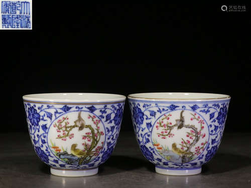 PAIR OF BLUE AND WHITE AND FAMILLE ROSE OPEN MEDALLION 'FLOWERS AND BIRDS' CUPS