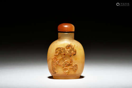 AGATE CARVED 'HORSE HANDLER' SNUFF BOTTLE