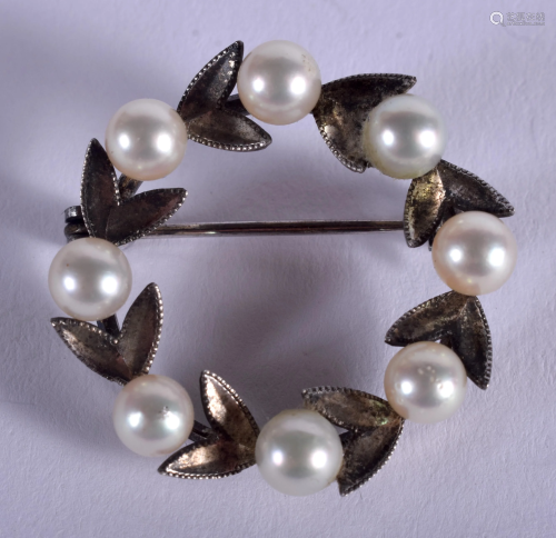 AN EDWARDIAN WHITE METAL AND PEARL BROOCH. …
