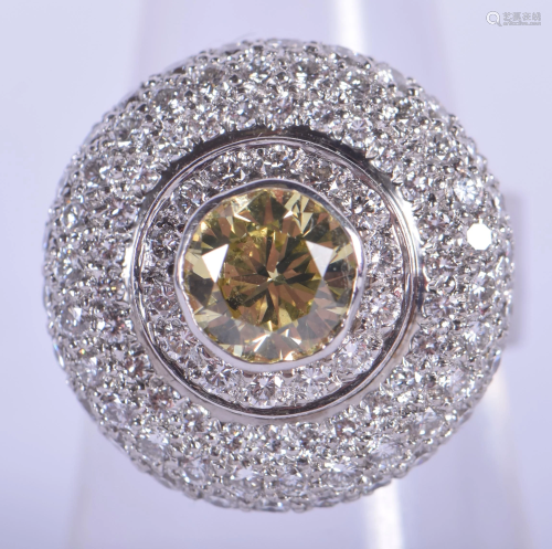 A GOOD 18CT GOLD AND FANCY YELLOW DIAMO…