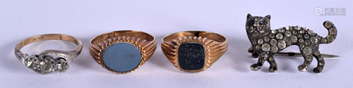 THREE ANTIQUE 9CT GOLD RINGS and a brooch. …