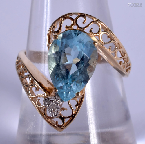 A GOLD AND AQUAMARINE RING. 3.1 gra…