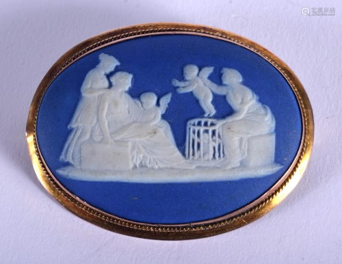 AN ANTIQUE YELLOW METAL WEDGWOOD BLUE JA…