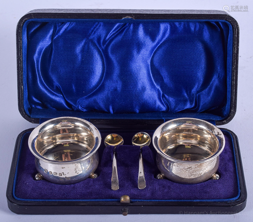 A PAIR OF 1930S SILVER SALTS. 41 grams. (4)